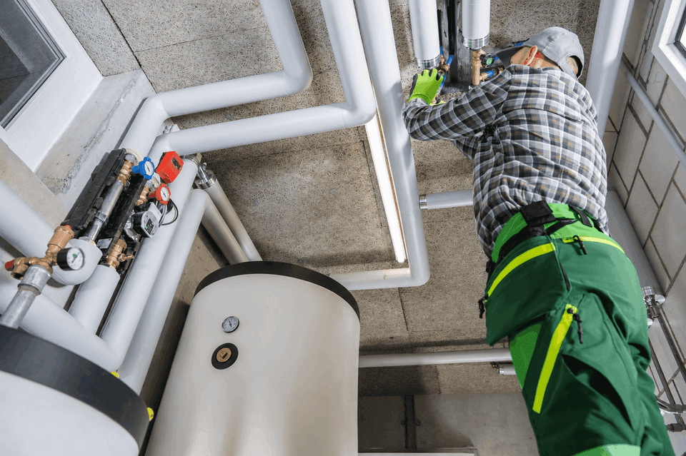 Präzise Arbeit an einem Heizungsverteiler aus Kupfer